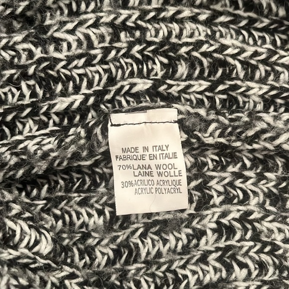 Oversized Wool Turtleneck Sweater - Picture 3 of 3